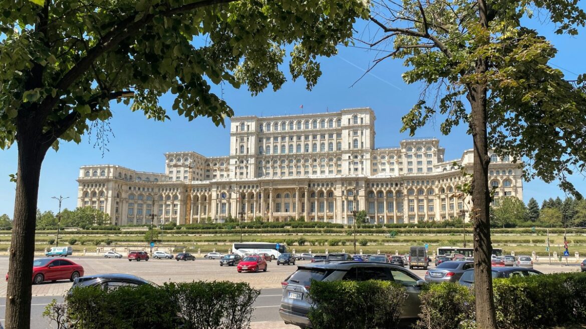 Idealna wycieczka bez urlopu: weekend w Bukareszcie (wylot z Krakowa) za 128 PLN w dwie strony Bukareszt banner (c) Linda Gerbec, Unsplash, panpodroznik.com