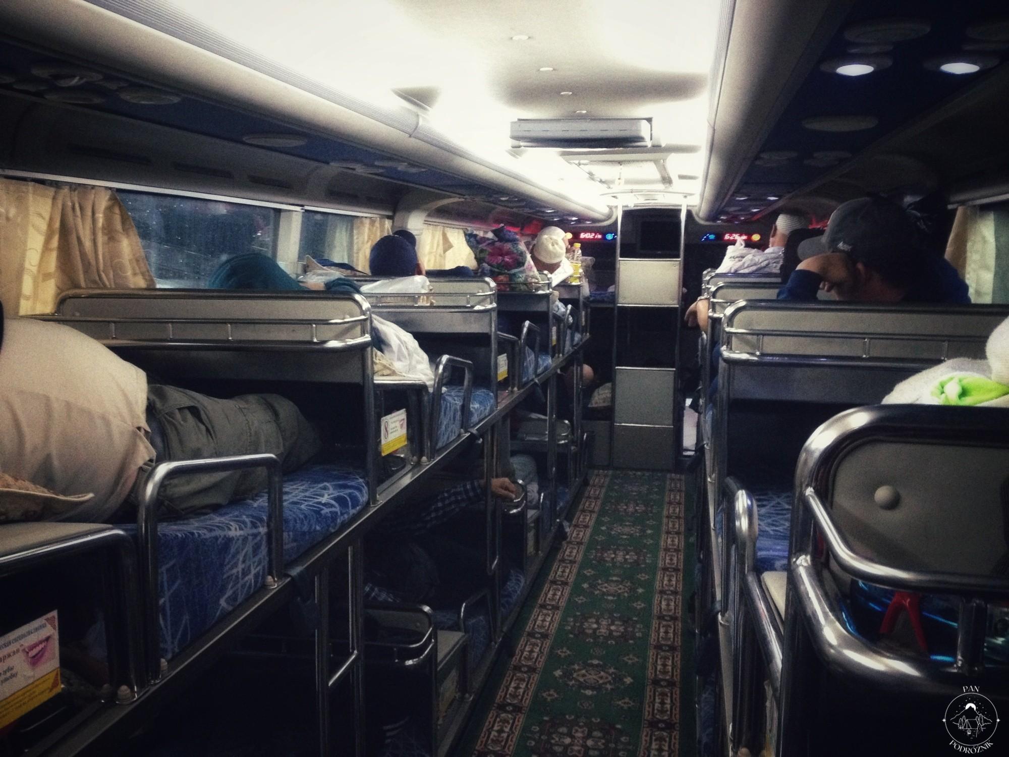 Wnętrze autobusu sypialnego (c) panpodroznik.com