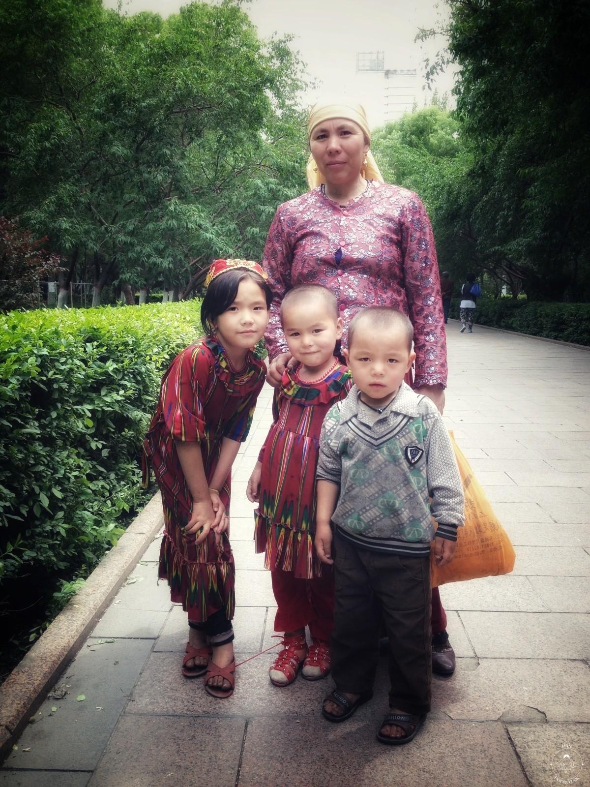 Rodzina Ujgurów w Urumczi (c) panpodroznik.com