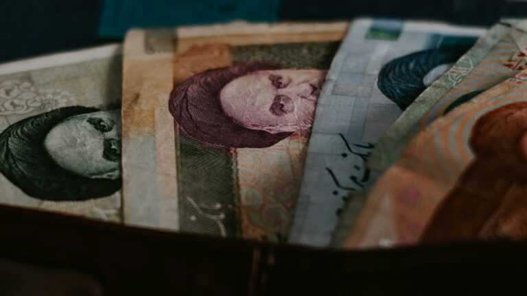 Między miłością i nienawiścią. Iran, muzyka i kara śmierci Banknoty w Iranie (c) panpodroznik.com