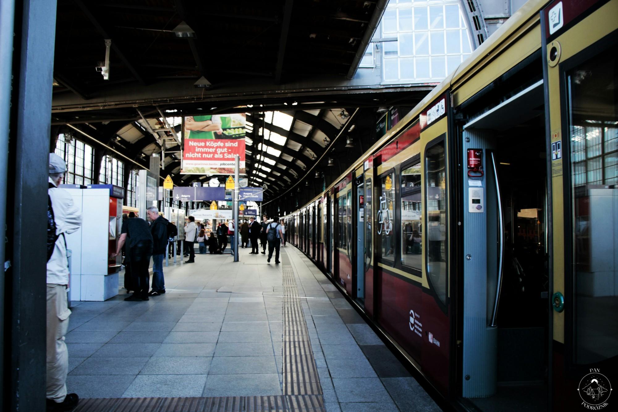 Dworzec w Niemczech (c) Lukas "Cooper" Groh, Unsplash, panpodroznik.com