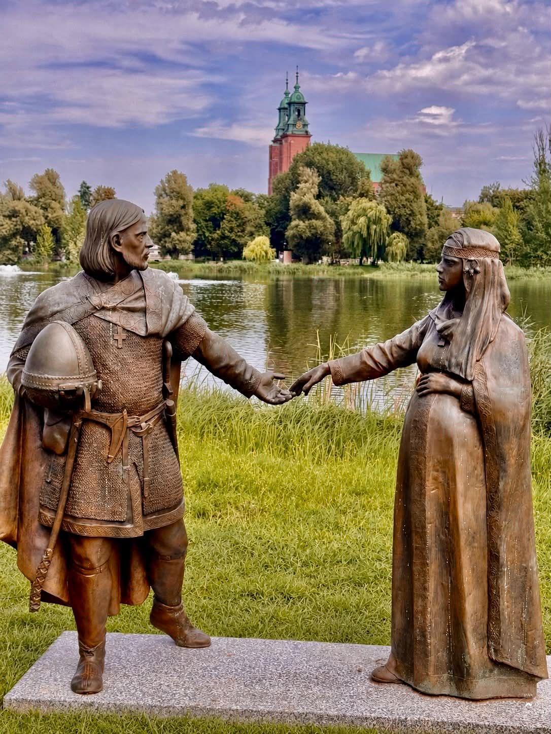 Gniezno pomnik (c) GOSiR