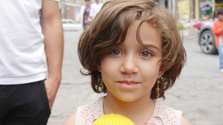 Apoteoza i deprecjacja Iran banner dziewczynka (c) panpodroznik.com