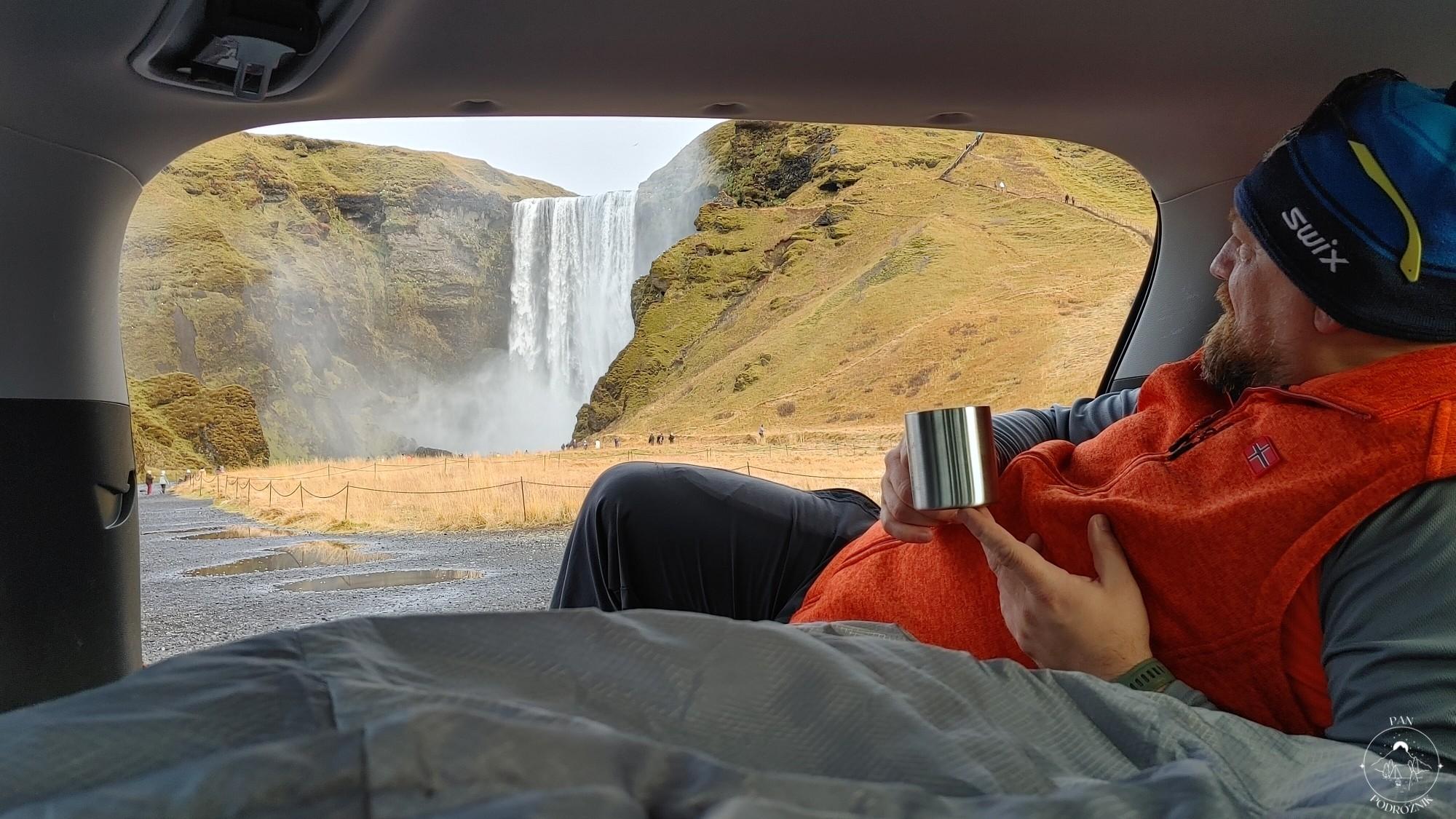 Wodospad Skógafoss i kamper (c) panpodroznik.com
