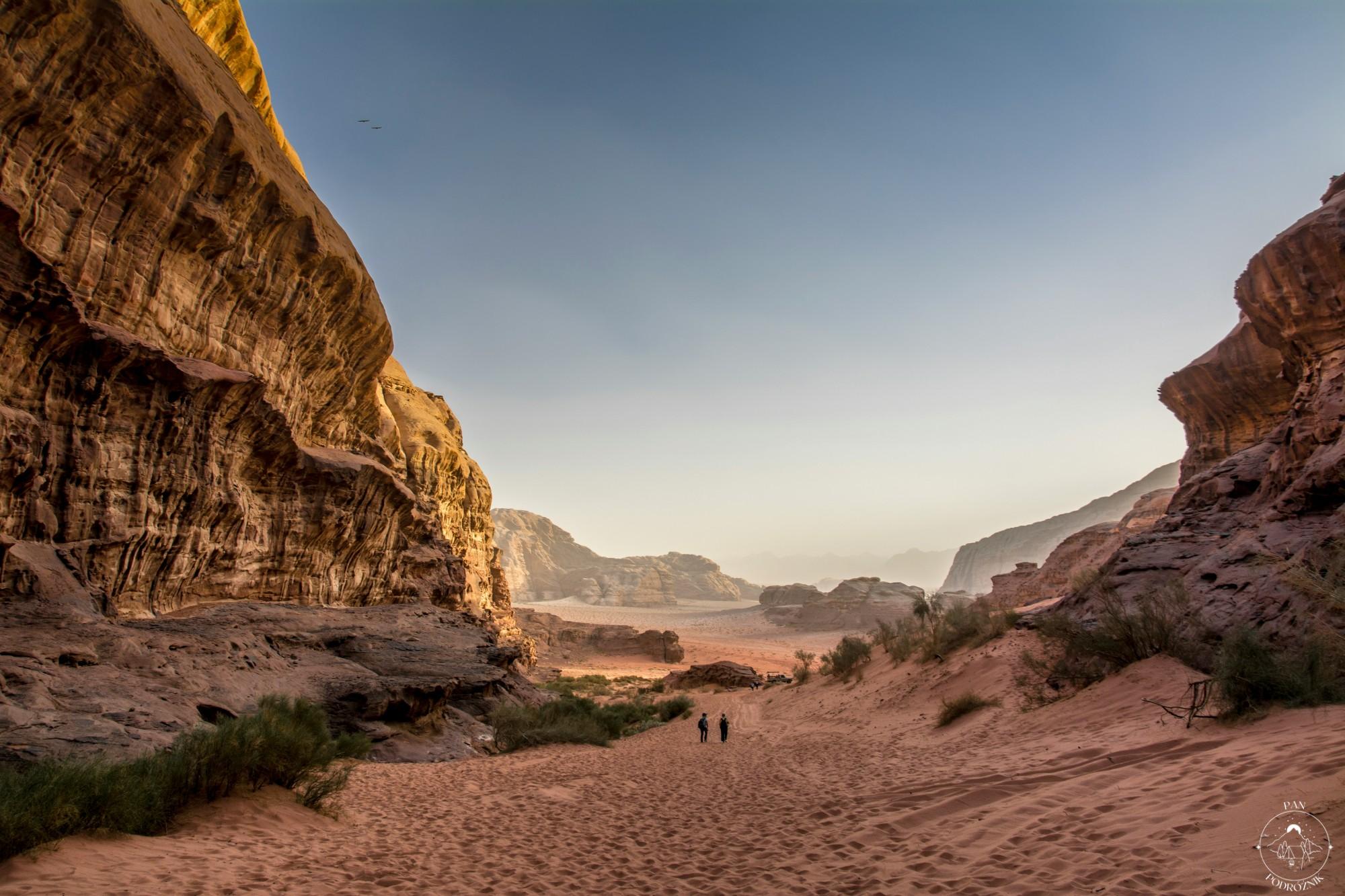Pustynia Wadi Rum (c) Konstantinos Kaskanis, unsplash, panpodroznik.com
