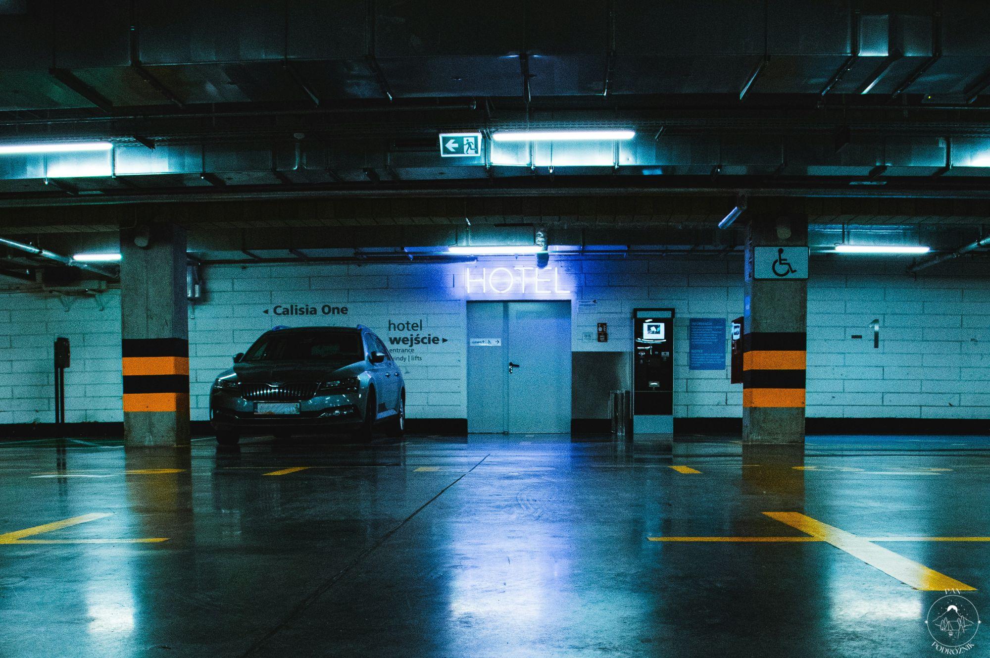 Parking hotelowy w Kaliszu (c) Jacek Janiszak, panpodroznik.com