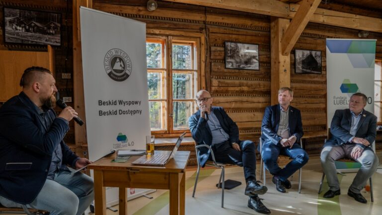 Moderator: konferencja naukowa „Beskid Wyspowy – Beskid Dostępny 2023” Konferencja Beskid Wyspowy banner (c) panpodroznik.com