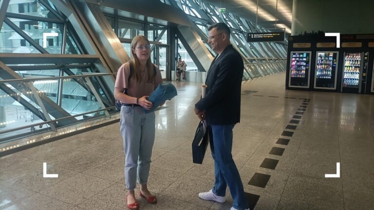 „Klub milionerów”: tak latamy z regionów. Lotnisko Kraków Airport odprawiło milion pasażerów w miesiąc. Milionowy pasażer w maju w Kraków Airport banner (c) Kraków Airport