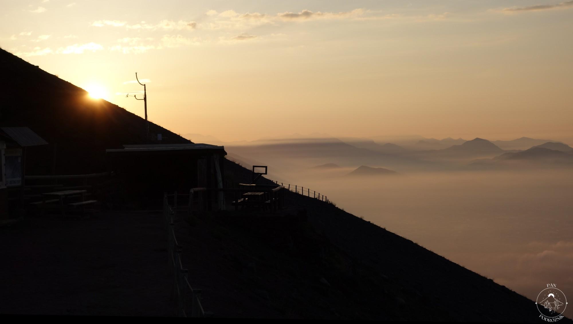 Wschód słońca na zboczu Wezuwiusza (c) panpodroznik.com
