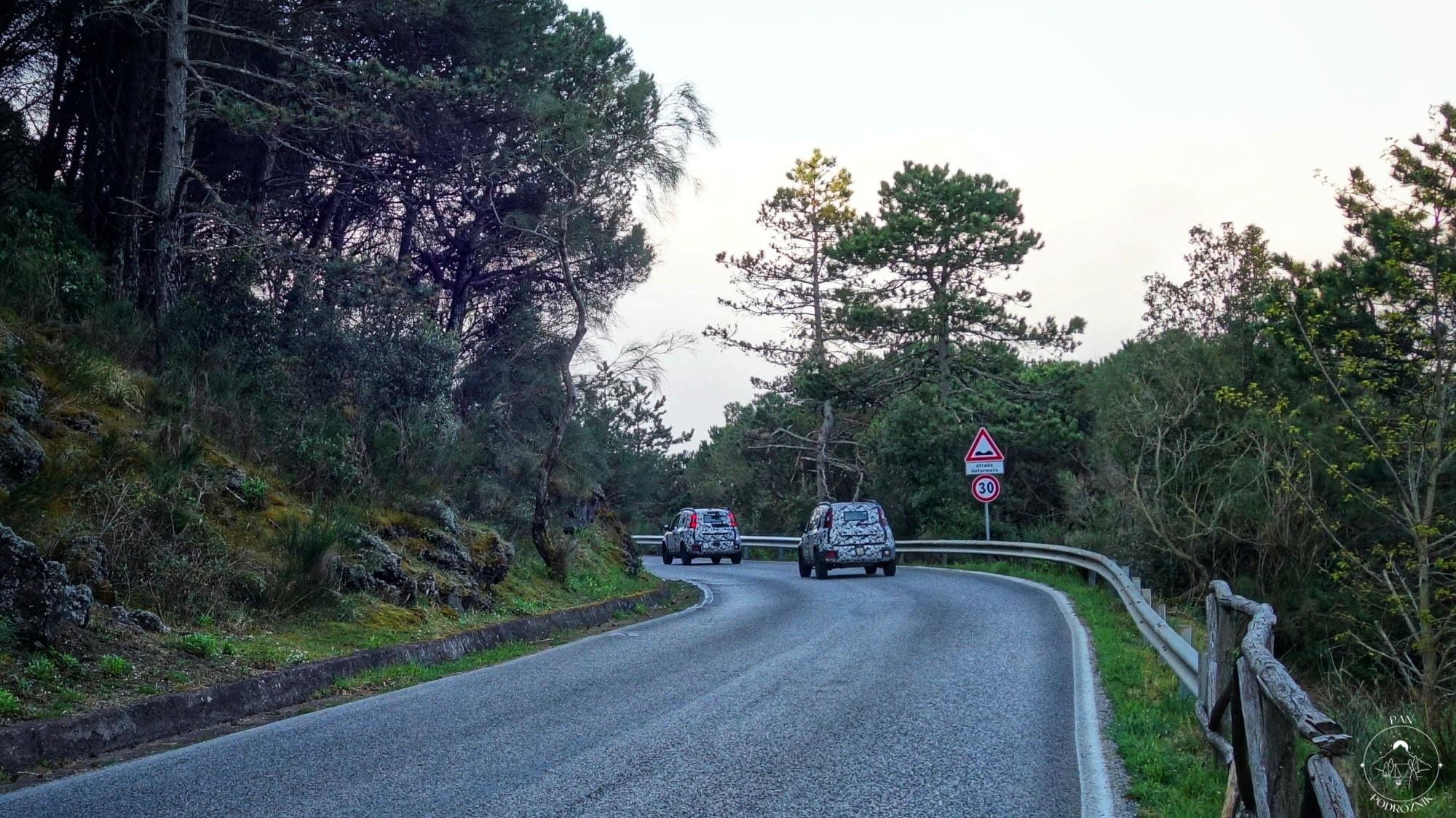 Zamaskowane samochody niedaleko Wezuwiusza (c) panpodroznik.com
