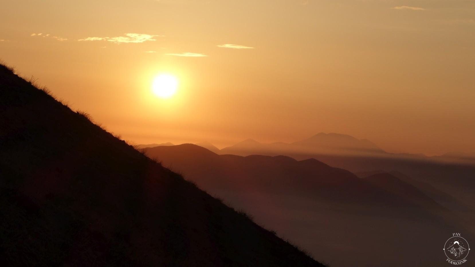 Wschód słońca na zboczu Wezuwiusza (c) panpodroznik.com