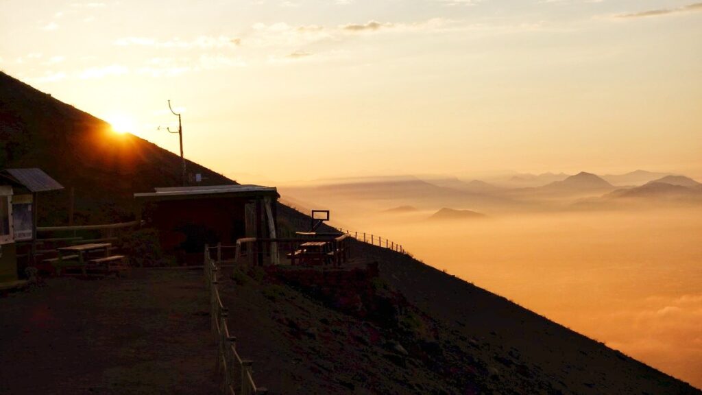 Spacer w chmurach, noc na wulkanie, miejskie szaleństwo. 24 godziny w podróży Wschód słońca na zboczu Wezuwiusza banner (c) panpodroznik.com