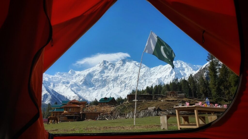 Wróżki, jaki, pejzaże i smaki. Z południa na północ Pakistanu Widok na Nanga Parbat z Fairy Meadows banner (c) panpodroznik.com