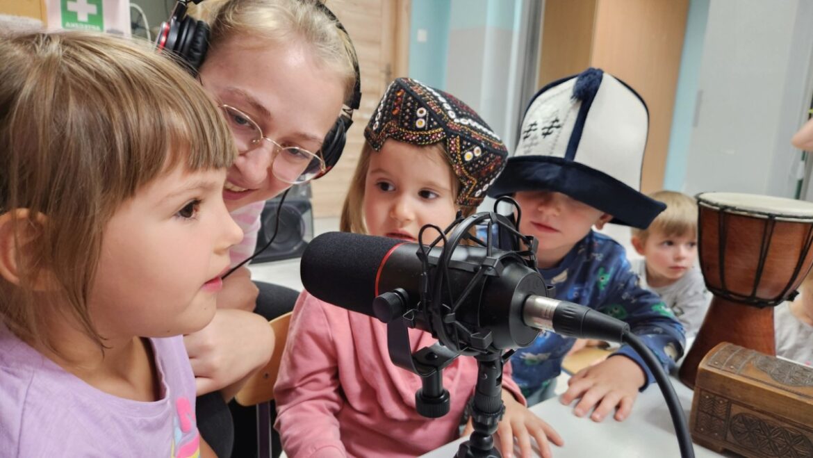 Dźwięki, wyjazdy, emocje, czyli tworzymy podcast. Pan Podróżnik i czerwcowe warsztaty z najmłodszymi Warsztaty podróżnicze w przedszkolach banner (c) panpodroznik.com