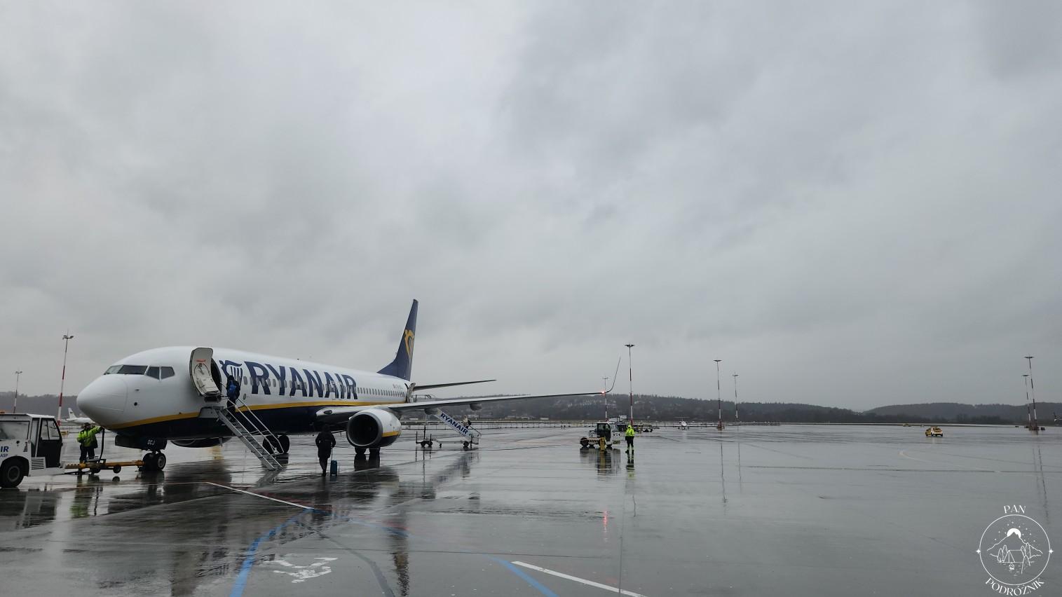 Samolot Ryanair na lotnisku w Krakowie (c) panpodroznik.com