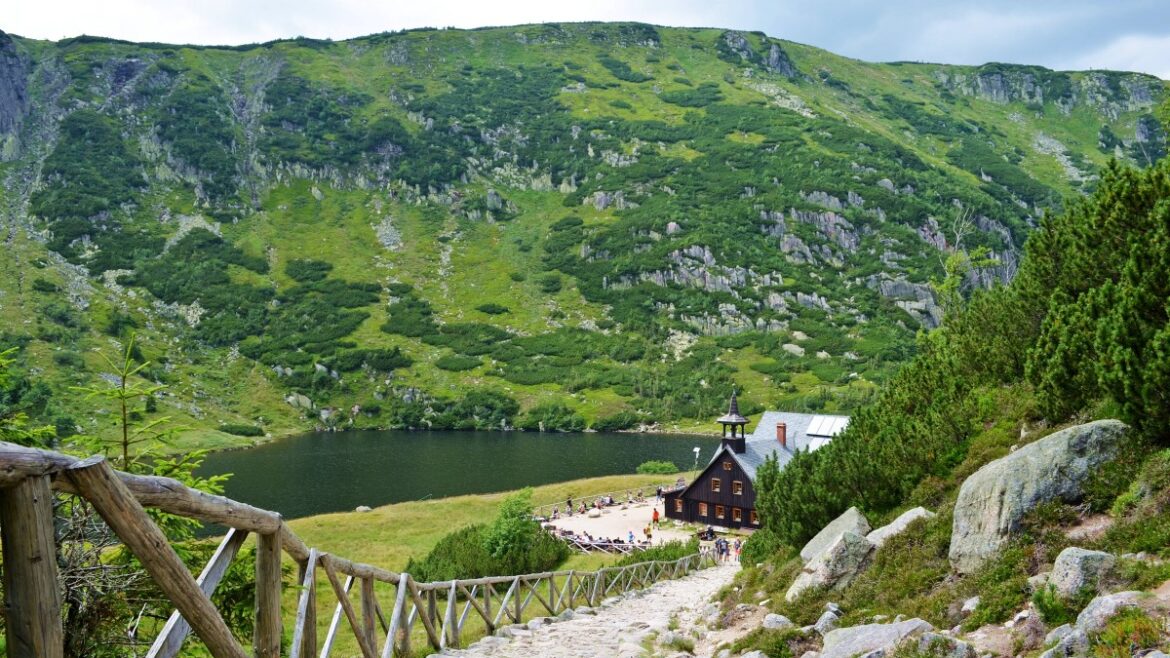 Taniej się nie da: nocleg w schronisku w Karkonoszach za… 1 PLN. Daty do 19.12.2024 r.! Schronisko Samotnia (c) Emilia Ernst, CC BY-SA 4.0 via Wikimedia Commons