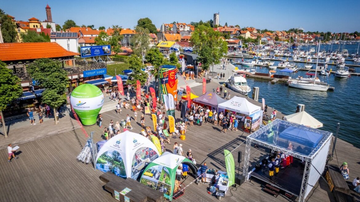 Śląskie – Mazury bliskie z natury. Podwójna akcja promocyjna, koncerty i rejsy Śląsk i Mazury banner (c) Miasto Mikołajki