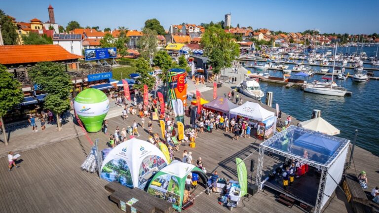 Śląskie – Mazury bliskie z natury. Podwójna akcja promocyjna, koncerty i rejsy Śląsk i Mazury banner (c) Miasto Mikołajki