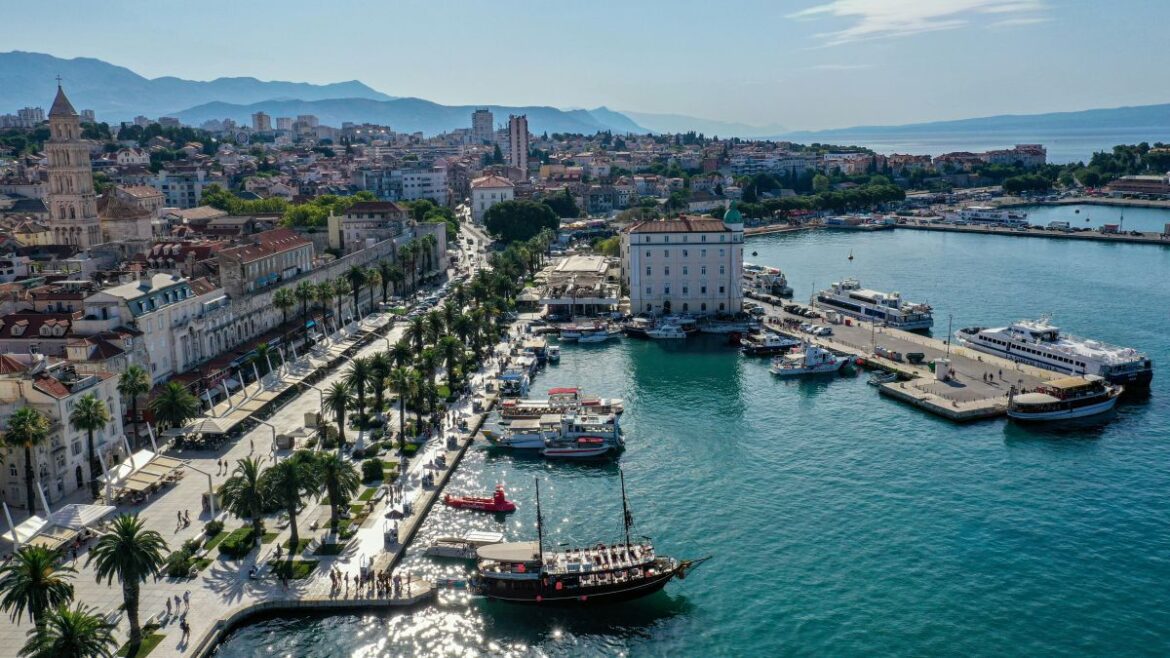 Żal nie skorzystać! Z Polski do Chorwacji, samolotem, w połowie czerwca za 120 PLN Split (c) Mana5280, unsplash, panpodroznik.com