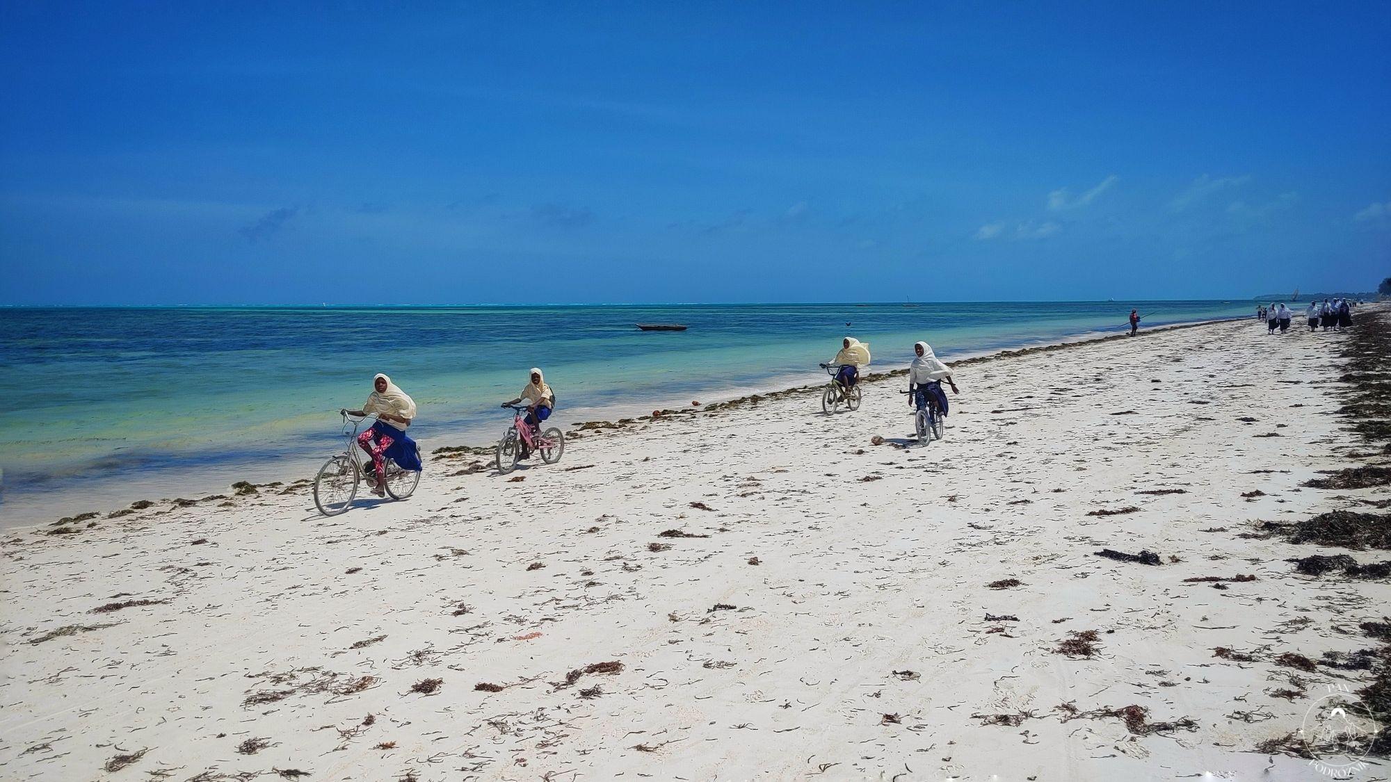 Nastolatki na Zanzibarze podczas powrotu ze szkoły (c) panpodroznik.com