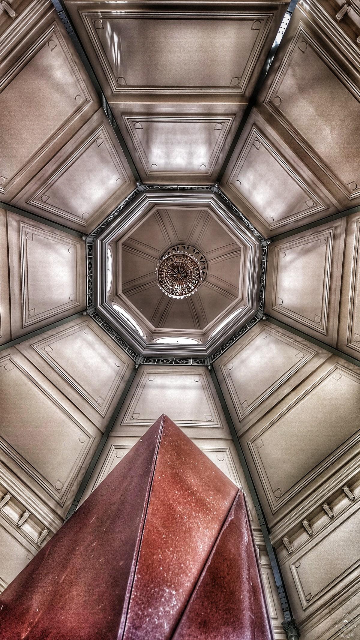 Geometria w Pouhon Pierre Le Grand (c) panpodroznik.com
